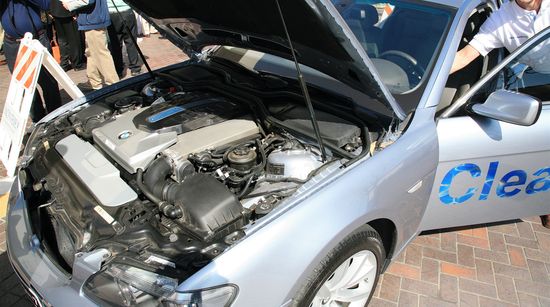  Silnik hybrydowego samochodu BMW CleanEnergy zasilanego wodorem oraz benzyną.